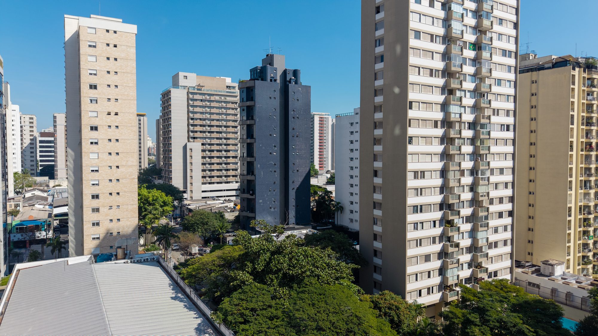 Entorno arborizado e residencial do empreendimento